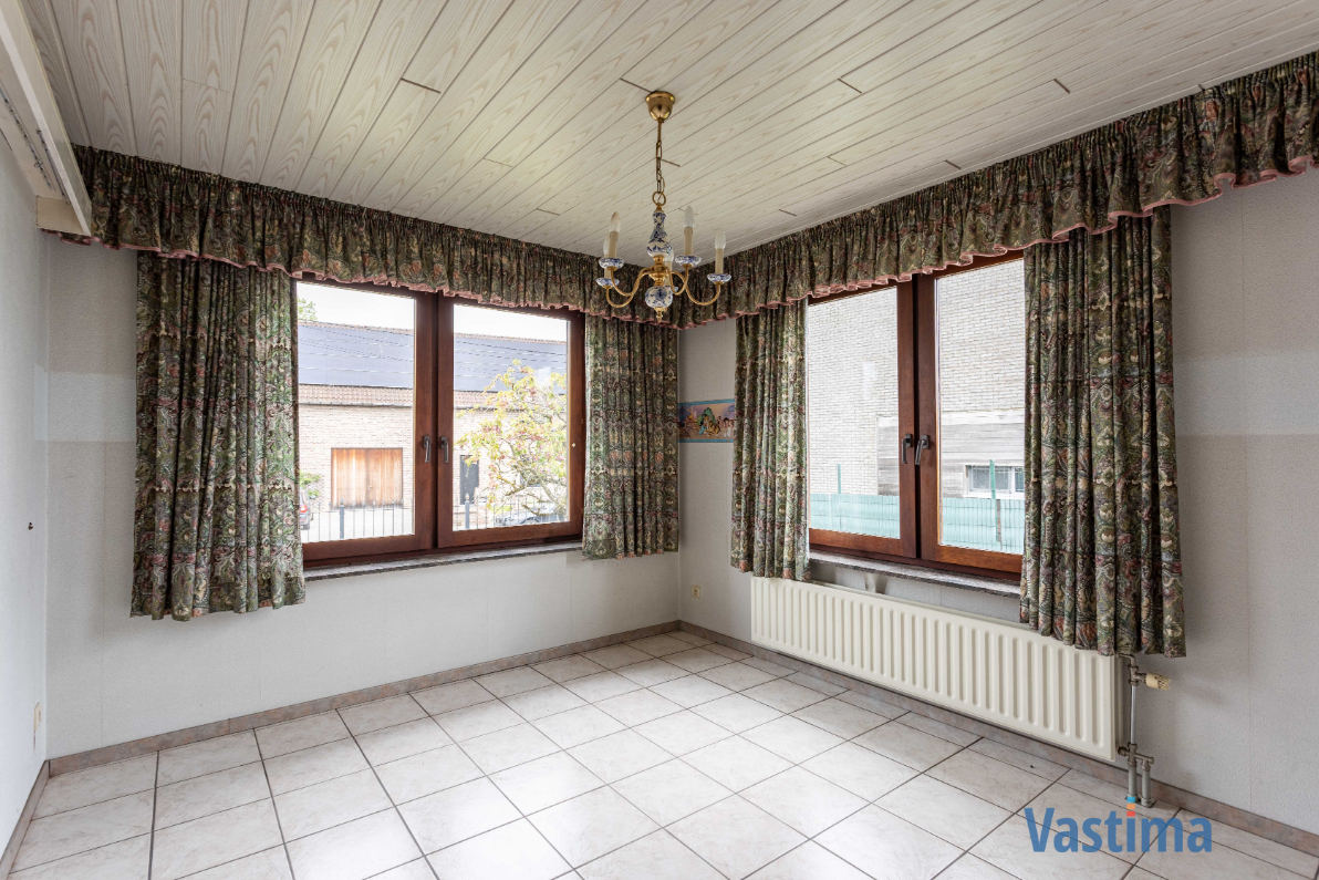 Immo Vastima - Huis Te koop Nieuwerkerken - Ruime halfopen bungalow met grote kelder, 3 slaapkamers en zonnige tuin